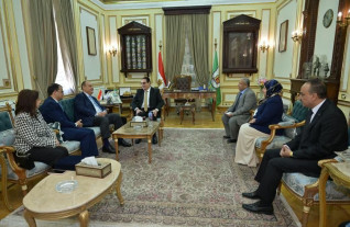 رئيس جامعة القاهرة يستقبل وفد وزارة الخارجية المصرية للشئون الإفريقية