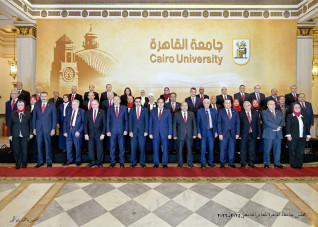 جامعة القاهرة تعقد اجتماعها الشهري بحضور نواب رئيس الجامعة وعمداء الكليات
