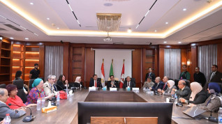 رئيس جامعة القاهرة يلتقى أعضاء القافلة التنموية الشاملة المتجهة إلى حلايب وشلاتين للتوعية والكشف الطبي والعلاج مجانا