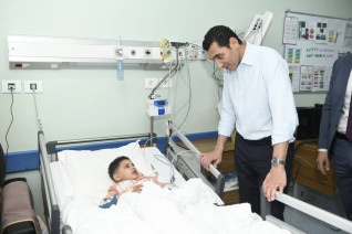 وزير الشباب والرياضة يزور مستشفى الناس ويشيد بدورها في تقديم خدمات طبية مجانية