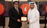رئيس الأوبرا يتسلم درع تكريم مهرجان الأوبرا العربية الأول بالدوحة