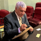 هوليود تحتفي بالعالم المصري زاهي حواس في العرض العالمي الأول لفيلم "الرجل ذو القبعة"